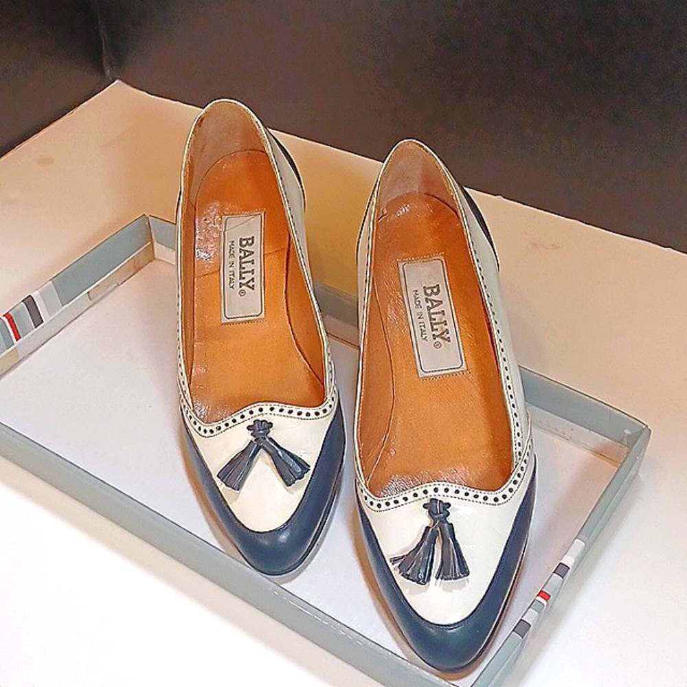 Vintage, ca., 1990.  Bally White/Navy Leather Tassels Loafer Dress Shoes size 4